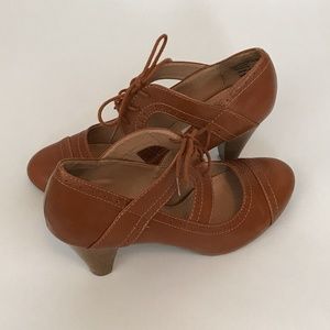 American Eagle Cone Heel Cut-Out Oxford